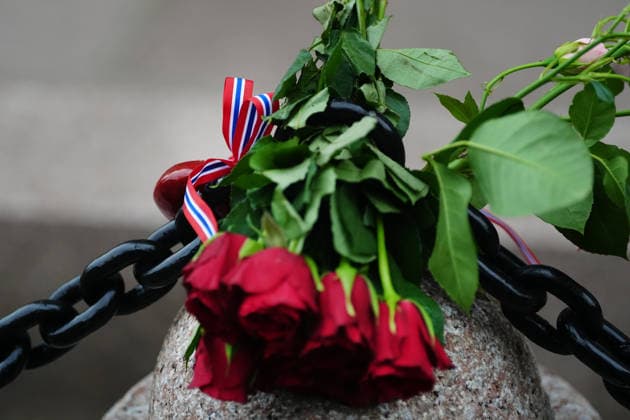OSLO, NORGE 20260828 Norrmän lämnar hälsningar och blommor vid Kungliga slottet i Oslo efter beskedet att Norges Kung Harald dött. OSLO NORGE x9200x