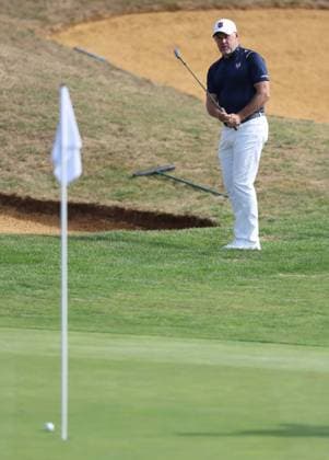 Legends Tour - Staysure English Legends Golf Tournament Day 1 KENT, ENGLAND, AUGUST 28: Lee Westwood of England chips on to the green during Day 1 of the Staysure English Legends Golf tournament event on The Staysure Legends Tour at Chart Hills Golf Course, Kent on 28 August. (Photo by Daniel Weir) Kent Chart Hills Golf Course United Kingdom Copyright: xDanielxWeir SportsxPressxPhotox Sportspressphoto_SPR217850