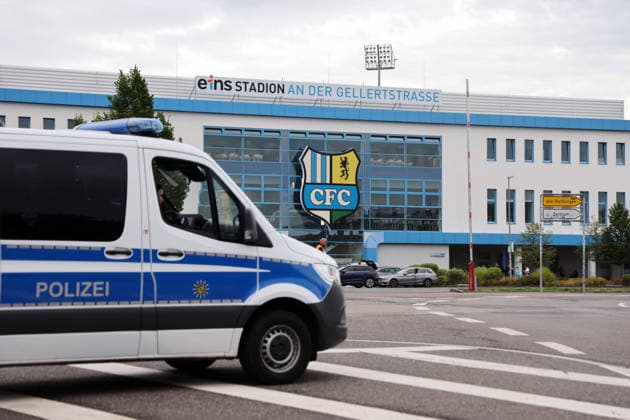 Polizei Mannschaftswagen nahe des eins-Stadions an der Gellertstrasse in Chemnitz, Chemnitzer FC- Carl Zeiss Jena, 7. Spieltag, Fussball Regionalliga Nordost 2026 27, eins-Stadion an der Gellertstrasse Chemnitz, Sachsen, Deutschland, 28.08.2026, Hochrisikospiel