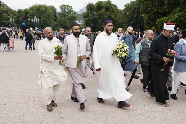 OSLO, NORWAY 20260828 Representatives from various faiths on their way to lay flowers in front of the Royal Palace in Oslo after the news that Norway s King Harald has died. OSLO NORWAY x9200x
