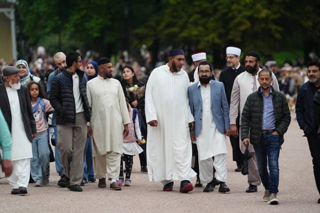 OSLO, NORWAY 20260828 Representatives from various faiths on their way to lay flowers in front of the Royal Palace in Oslo after the news that Norway s King Harald has died. OSLO NORWAY x9200x