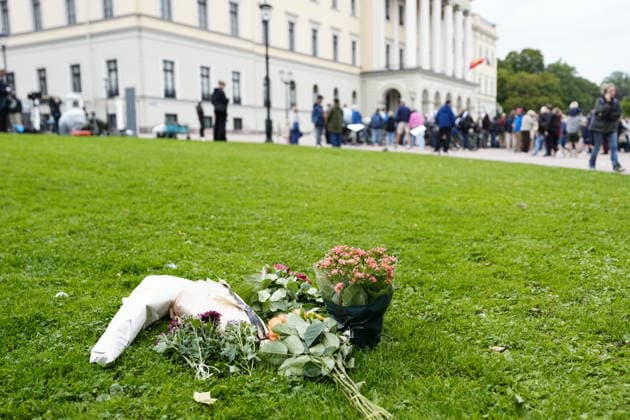 OSLO, NORGE 20260828 Blommor framför Kungliga slottet i Oslo efter beskedet att Norges Kung Harald dött. OSLO NORGE x9200x