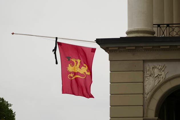 OSLO, NORGE 20260828 Sorgeband pa kungaflagga som hänger utanför kungliga slottet i Oslo efter beskedet att Norges Kung Harald dött. OSLO NORGE x9200x