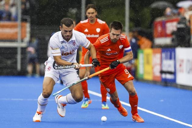 AMSTELVEEN - Pepe Cunill of Spain and Thierry Brinkman of the Netherlands during the semi-final of the Hockey World Cup between the Netherlands and Spain at the Wagener Stadium. BAS CZERWINSKI ANP xVIxANPxSportx xxANPxIVx 566440957 originalFilename: 566440957.jpg