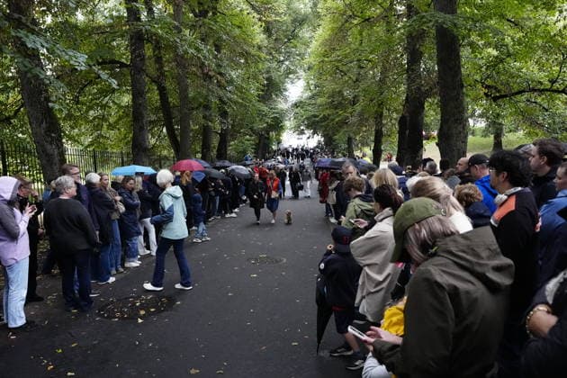 OSLO, NORGE 20260828 Sörjande norrmän utanför kungliga slottet i Oslo i väntan pa att avlidne kung Harald ska föras fran Rikshospitalet till slottet. e OSLO NORGE x9200x