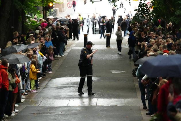 OSLO, NORWAY 20260828 Mourners outside the Royal Palace in Oslo waiting for the late King Harald to be taken from the National Hospital to the palace. e OSLO NORWAY x9200x