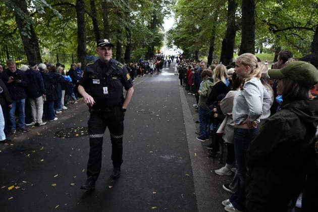 OSLO, NORWAY 20260828 Mourners outside the Royal Palace in Oslo waiting for the late King Harald to be taken from the National Hospital to the palace. e OSLO NORWAY x9200x