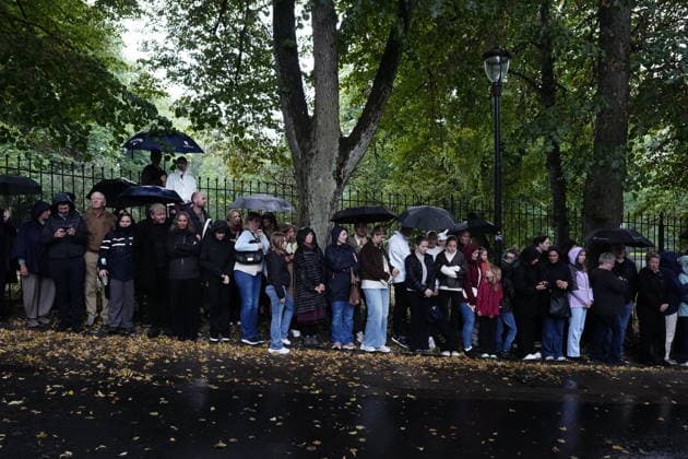 OSLO, NORWAY 20260828 Mourners outside the Royal Palace in Oslo waiting for the late King Harald to be taken from the National Hospital to the palace. e OSLO NORWAY x9200x