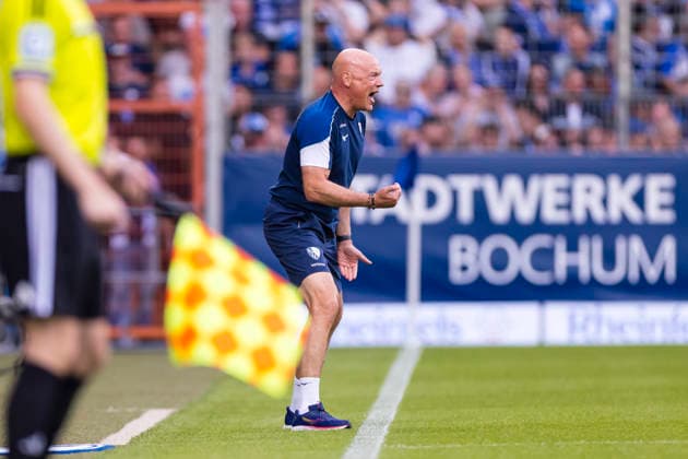 28.08.2026, Fussball, 3. Spieltag der 2. Bundesliga, VfL Bochum 1848 - VfL Osnabrück. Trainer Uwe Rösler (VfL Bochum 1848) gibt Anweisungen. Bochum Vonovia Ruhrstadion NRW Deutschland xRHR-FOTO DEx *** August 28, 2026, Soccer, Matchday 3 of the 2. Bundesliga, VfL Bochum 1848 vs. VfL Osnabrück. Coach Uwe Rösler of VfL Bochum 1848 gives instructions. Bochum, Vonovia Ruhrstadion, North Rhine-Westphalia, Germany. xRHR PHOTO DEx Copyright: DennisxEwert RHR-FOTOx RHR-FOTO DE