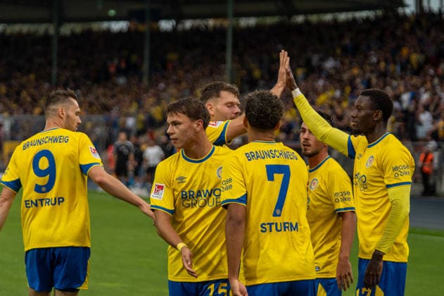 Deutschland: Fussball 2. Bundesliga, 3. Spieltag 2026 2027, Eintracht Braunschweig - Hertha BSC am 28.08.2026 in Braunschweig (Eintracht-Stadion): Tor zum 1:0 Yann Sturm (Eintracht Braunschweig, 7) Jubel, Freude, Torjubel, Emotionen *** German Soccer 2. Bundesliga, Matchday 3, 2026–2027, Eintracht Braunschweig vs. Hertha BSC on August 28, 2026, at Eintracht Stadium in Braunschweig. Goal: 1–0 by Yann Sturm (Eintracht Braunschweig), 7: Cheering, joy, goal celebration, emotions Copyright: xSvenxHeidmannx