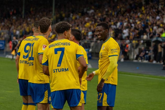 Deutschland: Fussball 2. Bundesliga, 3. Spieltag 2026 2027, Eintracht Braunschweig - Hertha BSC am 28.08.2026 in Braunschweig (Eintracht-Stadion): Tor zum 1:0 Yann Sturm (Eintracht Braunschweig, 7) Jubel, Freude, Torjubel, Emotionen *** German Soccer 2. Bundesliga, Matchday 3, 2026–2027, Eintracht Braunschweig vs. Hertha BSC on August 28, 2026, at Eintracht Stadium in Braunschweig. Goal: 1–0 by Yann Sturm (Eintracht Braunschweig), 7: Cheering, joy, goal celebration, emotions Copyright: xSvenxHeidmannx