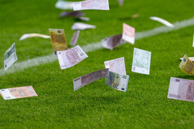 Deutschland: 2. Bundesliga 2026 2027 3. Spieltag, VfL Bochum vs. VfL Osnabrück Freitag, 28.08.2026 Vonovia Ruhr Stadion, Nordrhein-Westfalen. Bochumer Fans schmeissen Werfen Banknoten Geldscheine auf das Spielfeld Demonstration Fußball muss bezahlbar sein Ticketpreise 500 Euro *** Germany 2. Bundesliga 2026–2027, Matchday 3, VfL Bochum vs. VfL Osnabrück, Friday, August 28, 2026, Vonovia Ruhr Stadium, North Rhine-Westphalia. Bochum fans throw banknotes onto the field in protest: Soccer must be affordable. Ticket prices: 500 euros. Copyright: xCelinaxLeiersx