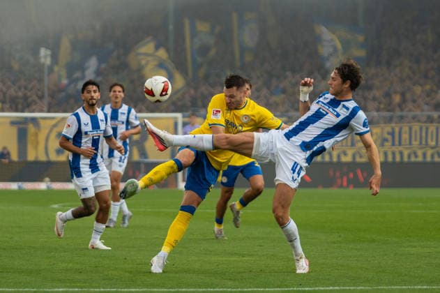 Deutschland: Fussball 2. Bundesliga, 3. Spieltag 2026 2027, Eintracht Braunschweig - Hertha BSC am 28.08.2026 in Braunschweig (Eintracht-Stadion): Linus Gechter (Hertha BSC, 44) und Maximilian Entrup (Eintracht Braunschweig, 9) im Zweikampf *** German Soccer 2. Bundesliga, Matchday 3, 2026–2027, Eintracht Braunschweig vs. Hertha BSC on August 28, 2026, at Eintracht Stadium in Braunschweig: Linus Gechter (Hertha BSC, No. 44) and Maximilian Entrup (Eintracht Braunschweig, No. 9) in a tackle Copyright: xSvenxHeidmannx