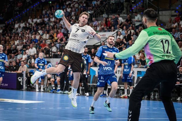 Lukas Becher (Bergischer HC, 07) vs. Mohamed Essam Moustafa El-Tayar (TVB Stuttgart, 12) GER, TVB Stuttgart - Bergischer HC, Opel HBL, Handball, Bundesliga, 1. Spieltag, Spielzeit 2026 2027, 28.08.2026 GER, TVB Stuttgart - Bergischer HC, Opel HBL, Handball, Bundesliga, 1. Spieltag, Spielzeit 2026 2027, 28.08.2026 Stuttgart Copyright: xSandyxDinkelackerx EP_SDR