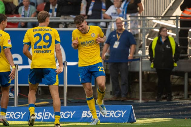 Deutschland: Fussball 2. Bundesliga, 3. Spieltag 2026 2027, Eintracht Braunschweig - Hertha BSC am 28.08.2026 in Braunschweig (Eintracht-Stadion): Tor zum 2:0 Kevin Ehlers (Eintracht Braunschweig, 21) Jubel, Freude, Torjubel, Emotionen *** German Soccer 2. Bundesliga, Matchday 3, 2026–2027, Eintracht Braunschweig vs. Hertha BSC on August 28, 2026, at the Eintracht Stadium in Braunschweig; Kevin Ehlers scores the 2–0 goal for Eintracht Braunschweig; 21: Jubilation, joy, goal celebration, emotions Copyright: xSvenxHeidmannx