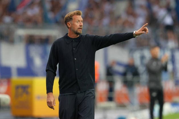 28.08.2026, xtgx Fussball - 2.Bundesliga Eintracht Braunschweig - Hertha BSC Berlin emspor, v.l. Lars Kornetka (Braunschweig, Trainer) gibt Anweisungen, gestikuliert mit den Armen, gesticulate, gives instructions (DFL DFB REGULATIONS PROHIBIT ANY USE OF PHOTOGRAPHS as IMAGE SEQUENCES and or QUASI-VIDEO) Braunschweig *** August 28, 2026, xtgx Soccer 2. Bundesliga Eintracht Braunschweig Hertha BSC Berlin emspor, from left: Lars Kornetka, Braunschweig; coach giving instructions, gesturing with his arms, gesticulate, gives instructions. DFL and DFB regulations prohibit any use of photographs as image sequences and or quasi-video. Braunschweig