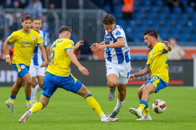 28.08.2026, xtgx Fussball - 2.Bundesliga Eintracht Braunschweig - Hertha BSC Berlin emspor, v.l. Florian Flick (Braunschweig, 6), Soufian Gouram (Hertha, 33), b10 Zweikampf, Duell, Kampf, tackle (DFL DFB REGULATIONS PROHIBIT ANY USE OF PHOTOGRAPHS as IMAGE SEQUENCES and or QUASI-VIDEO) Braunschweig *** August 28, 2026, xtgx Soccer 2. Bundesliga Eintracht Braunschweig vs. Hertha BSC Berlin, from left: Florian Flick (Braunschweig), 6; Soufian Gouram (Hertha), 33; b10 Tackle, duel, battle, DFL DFB REGULATIONS PROHIBIT ANY USE OF PHOTOGRAPHS as IMAGE SEQUENCES and or QUASI-VIDEO Braunschweig
