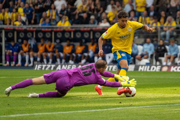 Deutschland: Fussball 2. Bundesliga, 3. Spieltag 2026 2027, Eintracht Braunschweig - Hertha BSC am 28.08.2026 in Braunschweig (Eintracht-Stadion): Chance Yann Sturm (Eintracht Braunschweig, 7) Marius Gersbeck (Hertha BSC, 35) *** German Soccer 2. Bundesliga, Matchday 3, 2026–2027, Eintracht Braunschweig vs. Hertha BSC on August 28, 2026, at Eintracht Stadium in Braunschweig. Goals: Yann Sturm (Eintracht Braunschweig), 7; Marius Gersbeck (Hertha BSC), 35 Copyright: xSvenxHeidmannx