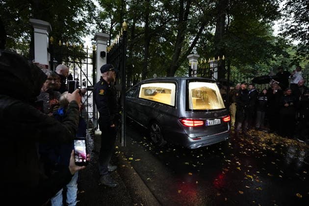 OSLO, NORWAY 20260828 Mourning Norwegians outside the Royal Palace in Oslo as the late King Harald is carried in a cortege from the National Hospital to the palace. OSLO NORWAY x9200x