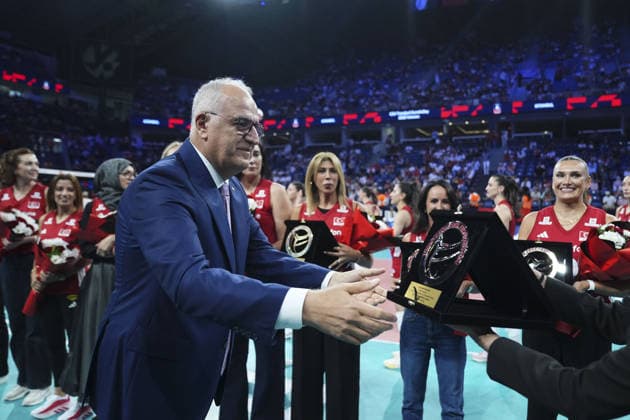 Turkiye v Poland - CEV EuroVolley 2026 ISTANBUL, TURKIYE - AUGUST 28: President of the Turkish Volleyball Federation Mehmet Akif Ustundag (L) presents plaques to former members of the Turkiye Women s National Volleyball Team during the CEV EuroVolley 2026 Women Group A match between Turkiye and Poland at Sinan Erdem Dome in Istanbul, Turkiye on August 28, 2026. Bunyamin Celik Anadolu Istanbul Turkey. Editorial use only. Please get in touch for any other usage.  Copyright: x2026xAnadoluxBunyaminxCelikx
