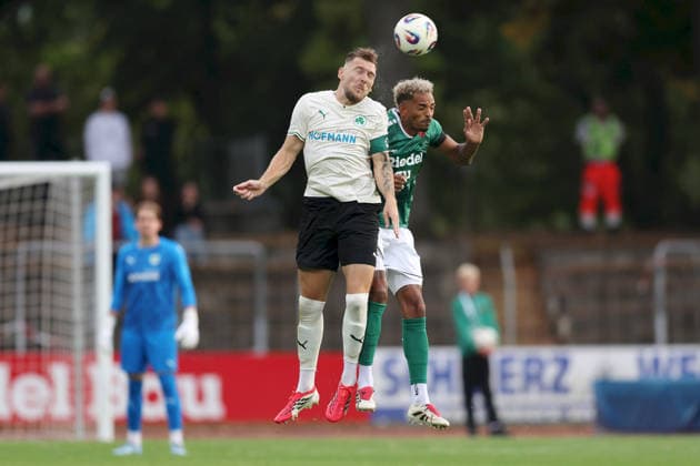 28.08.2026, Herren, Fussball, Saison 2026 2027, Regionalliga Bayern, 6. Spieltag: 1. FC Schweinfurt 1905 - SpVgg Greuther Fuerth II Yannick Scholz ( 14, SpVgg Greuther Fürth II) und Michael Dellinger ( 10, 1. FC Schweinfurt 1905) Schweinfurt Sachs-Stadion Bayern Deutschland