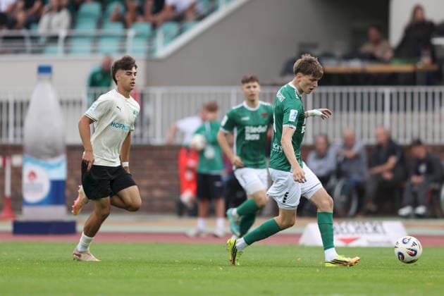 28.08.2026, Herren, Fussball, Saison 2026 2027, Regionalliga Bayern, 6. Spieltag: 1. FC Schweinfurt 1905 - SpVgg Greuther Fuerth II Johannes Theinhardt ( 5, 1. FC Schweinfurt 1905) und David Günes ( 24, SpVgg Greuther Fürth II) Schweinfurt Sachs-Stadion Bayern Deutschland