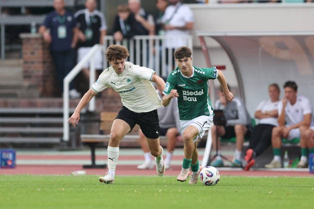 28.08.2026, Herren, Fussball, Saison 2026 2027, Regionalliga Bayern, 6. Spieltag: 1. FC Schweinfurt 1905 - SpVgg Greuther Fuerth II Lauris Bausenwein ( 21, 1. FC Schweinfurt 1905) und Raul Marita ( 39, SpVgg Greuther Fürth II) Schweinfurt Sachs-Stadion Bayern Deutschland