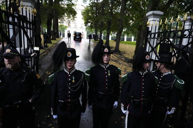 OSLO, NORWAY 20260828 Mourning Norwegians outside the Royal Palace in Oslo as the late King Harald is carried in a cortege from the National Hospital to the palace. OSLO NORWAY x9200x