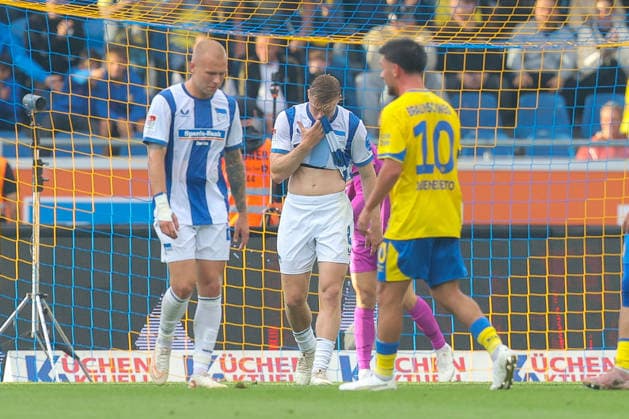 28.08.2026, xtgx Fussball - 2.Bundesliga Eintracht Braunschweig - Hertha BSC Berlin emspor, v.l. Julian Eitschberger (Hertha, 2) enttaeuscht, schaut enttaeuscht, niedergeschlagen, disappointed (DFL DFB REGULATIONS PROHIBIT ANY USE OF PHOTOGRAPHS as IMAGE SEQUENCES and or QUASI-VIDEO) Braunschweig *** August 28, 2026, xtgx Soccer 2. Bundesliga Eintracht Braunschweig Hertha BSC Berlin emspor, from left: Julian Eitschberger (Hertha), 2 looks disappointed, looks dejected, DFL DFB REGULATIONS PROHIBIT ANY USE OF PHOTOGRAPHS AS IMAGE SEQUENCES AND OR QUASI-VIDEO Braunschweig