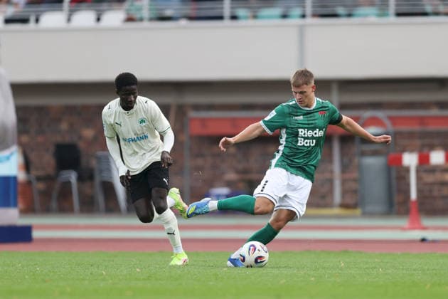 28.08.2026, Herren, Fussball, Saison 2026 2027, Regionalliga Bayern, 6. Spieltag: 1. FC Schweinfurt 1905 - SpVgg Greuther Fuerth II Pepe Pereira Mendes ( 21, SpVgg Greuther Fürth II) und Gil Ebner ( 8, 1. FC Schweinfurt 1905) Schweinfurt Sachs-Stadion Bayern Deutschland