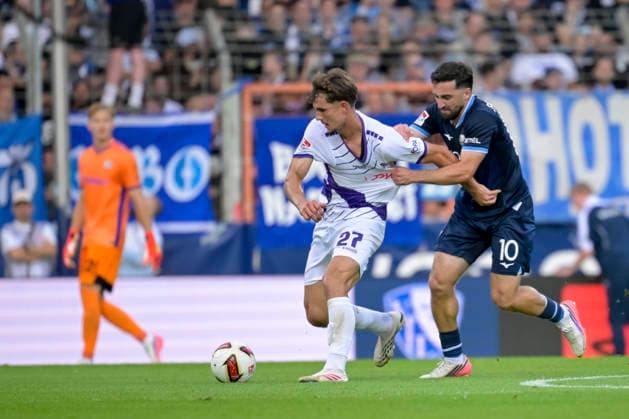 Robin Fabinski (VfL Osnabrueck) und Koji Miyoshi (VfL Bochum) im Kampf um den Ball waehrend des spiels der 2. Bundesliga zwischen VfL Bochum und VfL Osnabrueck, Vonovia Ruhrstadion am 28. August 2026 in Bochum, Deutschland. (Foto von Max Maiwald DeFodi Images) +++ Robin Fabinski (VfL Osnabrueck) und Koji Miyoshi (VfL Bochum) battle for the ball during the 2nd Bundesliga match between VfL Bochum and VfL Osnabrueck at Vonovia Ruhrstadion on August 28, 2026 in Bochum, Germany. (Photo by Max Maiwald DeFodi Images) DFB DFL REGULATIONS PROHIBIT ANY USE OF PHOTOGRAPHS AS IMAGE SEQUENCES AND OR QUASI-VIDEO. (Photo by Max Maiwald DeFodi Images) - *** Robin Fabinski of VfL Osnabrück and Koji Miyoshi of VfL Bochum battle for the ball during the 2. Bundesliga match between VfL Bochum and VfL Osnabrück at the Vonovia Ruhrstadion on August 28, 2026, in Bochum, Germany. Photo by Max Maiwald, DeFodi Images. Robin Fabinski of VfL Osnabrück and Koji Miyoshi of VfL Bochum battle for the ball during the 2. Bundesliga match between VfL Bochum and VfL Osnabrück at Vonovia Ruhrstadion on August 28, 2026 in Bochum, Germany. Photo by Max Maiwald, DeFodi Images. DFB and DFL regulations prohibit any use of photographs as image sequences and or quasi-video. Photo by Max Maiwald, DeFodi Images.