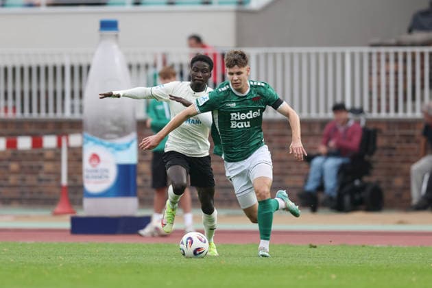 28.08.2026, Herren, Fussball, Saison 2026 2027, Regionalliga Bayern, 6. Spieltag: 1. FC Schweinfurt 1905 - SpVgg Greuther Fuerth II Pepe Pereira Mendes ( 21, SpVgg Greuther Fürth II) und Nicolas Pfarr ( 26, 1. FC Schweinfurt 1905) Schweinfurt Sachs-Stadion Bayern Deutschland
