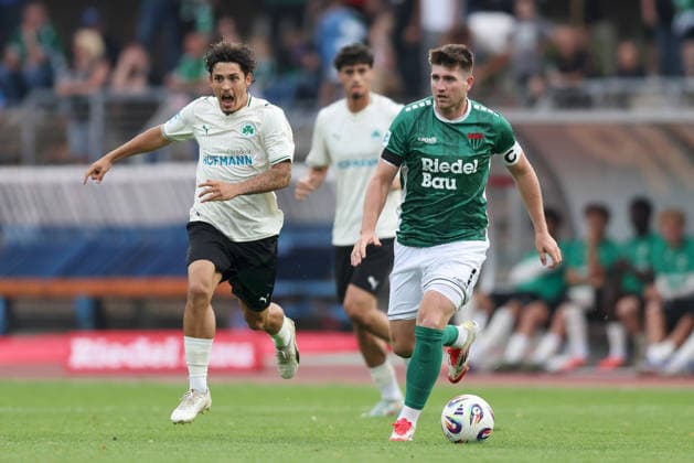 28.08.2026, Herren, Fussball, Saison 2026 2027, Regionalliga Bayern, 6. Spieltag: 1. FC Schweinfurt 1905 - SpVgg Greuther Fuerth II Kevin Fery ( 15, 1. FC Schweinfurt 1905) und Alexander Leuthard ( 30, SpVgg Greuther Fürth II) Schweinfurt Sachs-Stadion Bayern Deutschland