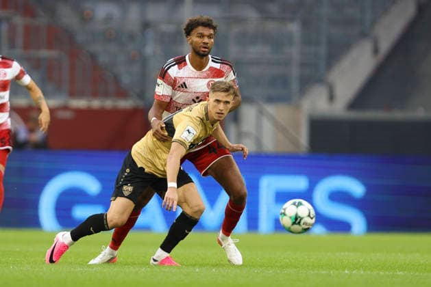Oliver Roelke (VfB Stuttgart II) und Elias Egouli (Fortuna Duesseldorf) im Zweikampf waehrend des Spiels der 3. Liga zwischen Fortuna Duesseldorf und VfB Stuttgart II, Merkur Spiel-Arena am 28. August 2026 in Duesseldorf, Deutschland. (Foto von Oliver Kaelke DeFodi Images) +++ Oliver Roelke (VfB Stuttgart II) und Elias Egouli (Fortuna Duesseldorf) battle for the ball during the 3. Liga match between Fortuna Duesseldorf and VfB Stuttgart II at Merkur Spiel-Arena on August 28, 2026 in Dusseldorf, Germany. (Photo by Oliver Kaelke DeFodi Images) DFB DFL REGULATIONS PROHIBIT ANY USE OF PHOTOGRAPHS AS IMAGE SEQUENCES AND OR QUASI-VIDEO. (Photo by Oliver Kaelke DeFodi Images) -