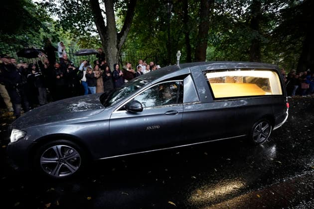 OSLO, NORWAY 20260828 Mourning Norwegians outside the Royal Palace in Oslo as the late King Harald is carried in a cortege from the National Hospital to the palace. OSLO NORWAY x9200x