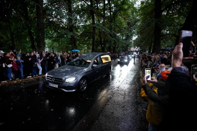 OSLO, NORWAY 20260828 Mourning Norwegians outside the Royal Palace in Oslo as the late King Harald is carried in a cortege from the National Hospital to the palace. OSLO NORWAY x9200x