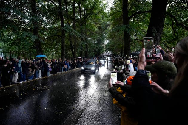 OSLO, NORWAY 20260828 Mourning Norwegians outside the Royal Palace in Oslo as the late King Harald is carried in a cortege from the National Hospital to the palace. OSLO NORWAY x9200x