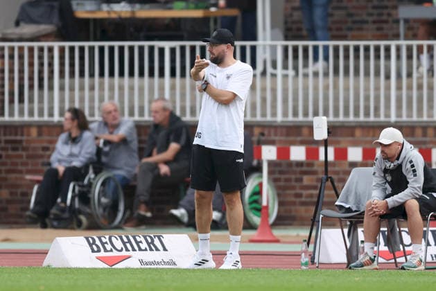 28.08.2026, Herren, Fussball, Saison 2026 2027, Regionalliga Bayern, 6. Spieltag: 1. FC Schweinfurt 1905 - SpVgg Greuther Fuerth II Jan Gernlein (Cheftrainer, 1. FC Schweinfurt 1905) gestikuliert, Arme, Hände, gibt Anweisungen Schweinfurt Sachs-Stadion Bayern Deutschland