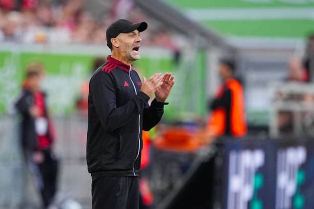 28.08.2026, xydrx, Fußball, 3.Liga, Fortuna Düsseldorf - VfB Stuttgart II, Saison 2026 2027, Merkur Spiel-Arena: Alexander Ende (Cheftrainer Fortuna Duesseldorf) gestikulierend DFB regulations prohibit any use of photographs as image sequences and or quasi-video. Copyright: HMBxMedia YannisxDreimann
