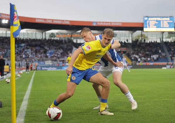 Julian Eitschberger (Hertha BSC Berlin), Lukas Frenkert (Eintracht Braunschweig) Fussball, Herren, Saison 2026 2027 2.BL, Eintracht Stadion, Eintracht Braunschweig gegen Hertha BSC Berlin DFL REGULATIONS PROHIBIT ANY USE OF PHOTOGRAPHS AS IMAGE SEQUENCES AND OR QUASI-VIDEO. *** Julian Eitschberger, Hertha BSC Berlin; Lukas Frenkert, Eintracht Braunschweig; Soccer, Men s, 2026–2027 season, 2. Bundesliga, Eintracht Stadium, Eintracht Braunschweig vs. Hertha BSC Berlin. DFL regulations prohibit any use of photographs as image sequences and or quasi-video.