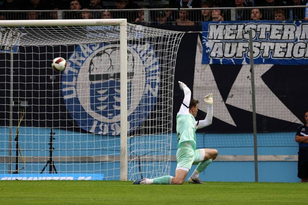 Chemnitzer Torwart David Richter reist chancenlos die Arme hoch doch der Ball landet zum 0:1 im Tor, Chemnitzer FC- Carl Zeiss Jena, 7. Spieltag, Fussball Regionalliga Nordost 2026 27, eins-Stadion an der Gellertstrasse Chemnitz, Sachsen, Deutschland, 28.08.2026, Hochrisikospiel, 1. Halbzeti