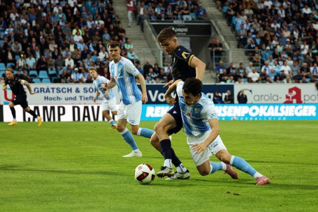Domenico Alberico 10 im Zweikampf mit einem Jenaer, Chemnitzer FC- Carl Zeiss Jena, 7. Spieltag, Fussball Regionalliga Nordost 2026 27, eins-Stadion an der Gellertstrasse Chemnitz, Sachsen, Deutschland, 28.08.2026, Hochrisikospiel, 1. Halbzeti