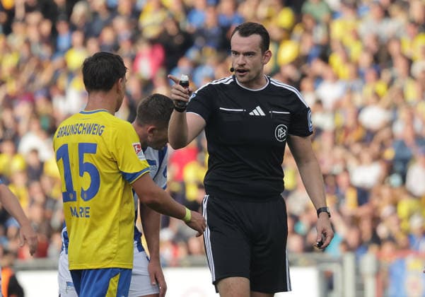 Schiedsrichter Richard Hempel Fussball, Herren, Saison 2026 2027 2.BL, Eintracht Stadion, Eintracht Braunschweig gegen Hertha BSC Berlin DFL REGULATIONS PROHIBIT ANY USE OF PHOTOGRAPHS AS IMAGE SEQUENCES AND OR QUASI-VIDEO. *** Referee Richard Hempel, Men s Soccer, 2026–2027 season, 2nd Bundesliga, Eintracht Stadium, Eintracht Braunschweig vs. Hertha BSC Berlin. DFL regulations prohibit any use of photographs as image sequences and or quasi-video.