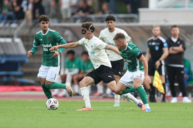 28.08.2026, Herren, Fussball, Saison 2026 2027, Regionalliga Bayern, 6. Spieltag: 1. FC Schweinfurt 1905 - SpVgg Greuther Fuerth II Jakob Engel ( 35, SpVgg Greuther Fürth II) und Gil Ebner ( 8, 1. FC Schweinfurt 1905) Schweinfurt Sachs-Stadion Bayern Deutschland