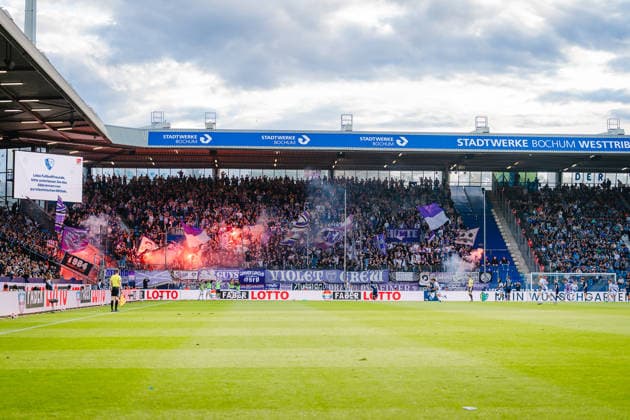 Bochum, Deutschland 28. August 2026: 2. BL - 2026 2027 - Sp. 3 - VfL Bochum 1848 gegen VfL Osnabrück Im Bild: Fans vom VfL Osnabrück zünden Pyrotechnik im Fanblock. DFL DFB regulations prohibit any use of photographs as image sequences and or quasi-video. Vonovia Ruhrstadion Nordrhein Westfalen *** Bochum, Germany, August 28, 2026, 2. Bundesliga 2026–2027, Matchday 3: VfL Bochum 1848 vs. VfL Osnabrück. Pictured: VfL Osnabrück fans setting off pyrotechnics in the fan section. DFL and DFB regulations prohibit any use of photographs as image sequences and or quasi-video. Vonovia Ruhrstadion, North Rhine-Westphalia Copyright: xFotostandx xGraebex