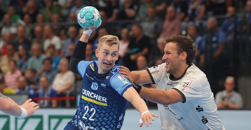 Stuttgart , Handball Opel-HBL , TVB Stuttgart vs. Bergischer HC , von links: Torben Matzken ( TVB ) Tom Berger ( BHC )