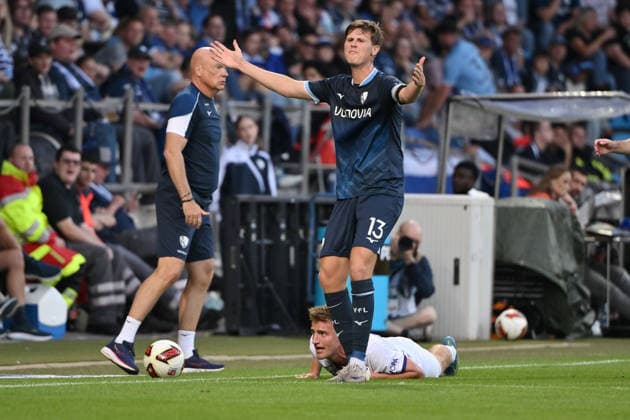Oliver Olsen (VfL Bochum), links Trainer Uwe Rösler (VfL Bochum) 28.08.2026, Fussball 2. Bundesliga, Saison 2026 2027, 3. Spieltag, VfL Bochum - VfL Osnabrück DFL regulations prohibit any use of photographs as image sequences and or quasi-video Bochum Vonovia Ruhrstadion Nordrhein Westfalen Deutschland *** Oliver Olsen, VfL Bochum; on the left, Coach Uwe Rösler, VfL Bochum, August 28, 2026; soccer, 2. Bundesliga, 2026–2027 season, Matchday 3, VfL Bochum vs. VfL Osnabrück. DFL regulations prohibit any use of photographs as image sequences and or quasi-video. Bochum, Vonovia Ruhrstadion, North Rhine-Westphalia, Germany Team2