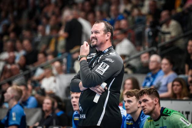 Misha Kaufmann (TVB Stuttgart, Trainer) - kritischer Blick auf das Spielfeld GER, TVB Stuttgart - Bergischer HC, Opel HBL, Handball, Bundesliga, 1. Spieltag, Spielzeit 2026 2027, 28.08.2026 GER, TVB Stuttgart - Bergischer HC, Opel HBL, Handball, Bundesliga, 1. Spieltag, Spielzeit 2026 2027, 28.08.2026 Stuttgart Copyright: xSandyxDinkelackerx EP_SDR