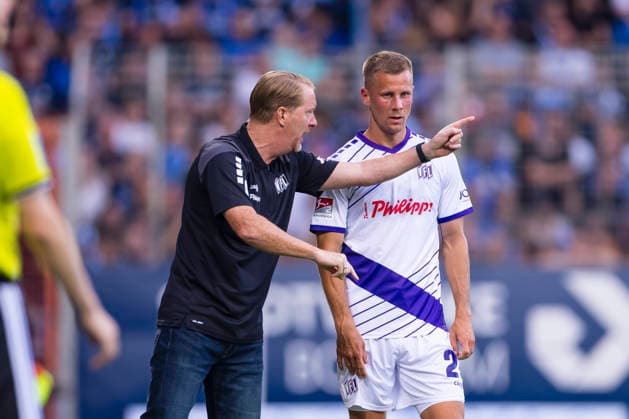 28.08.2026, Fussball, 3. Spieltag der 2. Bundesliga, VfL Bochum 1848 - VfL Osnabrück. v. l. Trainer Timo Schultz (VfL Osnabrück) gibt Adrian Beck (VfL Osnabrück) Anweisungen. Bochum Vonovia Ruhrstadion NRW Deutschland xRHR-FOTO DEx *** August 28, 2026, Soccer, Matchday 3 of the 2. Bundesliga, VfL Bochum 1848 vs. VfL Osnabrück; Coach Timo Schultz of VfL Osnabrück gives instructions to Adrian Beck; VfL Osnabrück; Bochum; Vonovia Ruhrstadion; North Rhine-Westphalia; Germany; xRHR; PHOTO DEx Copyright: DennisxEwert RHR-FOTOx RHR-FOTO DE