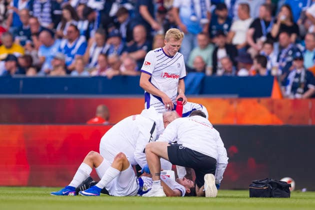 28.08.2026, Fussball, 3. Spieltag der 2. Bundesliga, VfL Bochum 1848 - VfL Osnabrück. Leonhard Luis Münst (VfL Osnabrück) muss behandelt werden. Bochum Vonovia Ruhrstadion NRW Deutschland xRHR-FOTO DEx *** August 28, 2026, Soccer, Matchday 3 of the 2. Bundesliga, VfL Bochum 1848 vs. VfL Osnabrück, Leonhard Luis Münst, VfL Osnabrück needs medical attention, Bochum, Vonovia Ruhrstadion, North Rhine-Westphalia, Germany, xRHR, PHOTO DEx Copyright: DennisxEwert RHR-FOTOx RHR-FOTO DE